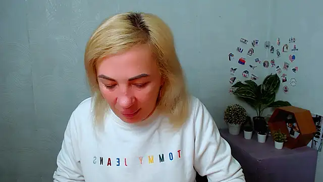 Snapshot of EmmaCat_ chatting on 12.16.25 EmmaCat online show from 12.16.25