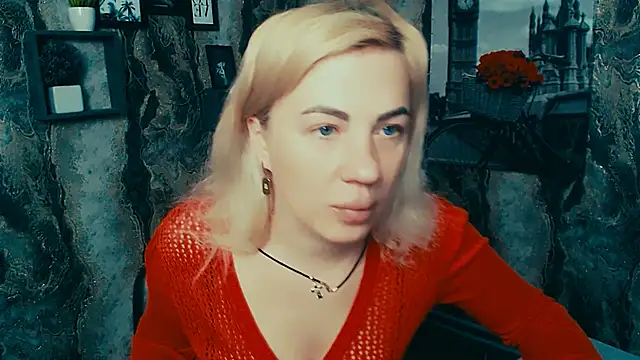 Snapshot of EmmaCat_ chatting on 12.19.25 EmmaCat online show from 12.19.25