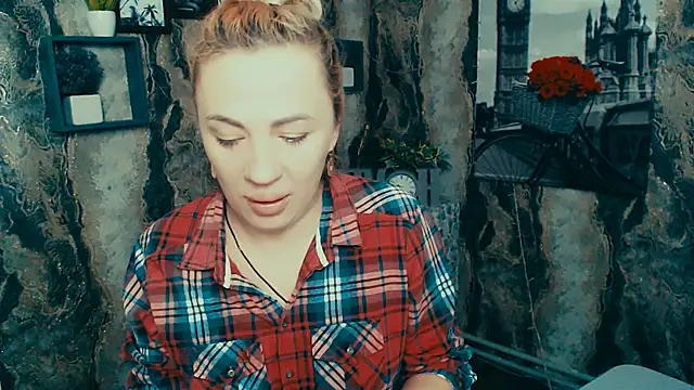 Snapshot of EmmaCat_ chatting on 12.20.25 EmmaCat online show from 12.20.25