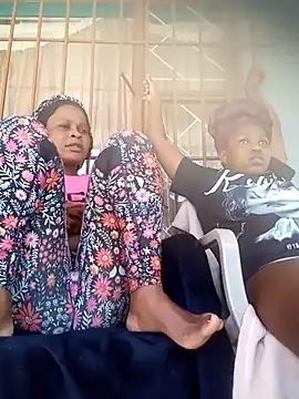 Snapshot of BlondieBitch chatting on 10.28.25 BlondieBitch online show from 10.28.25