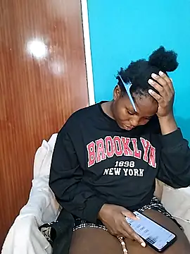 Snapshot of BlondieBitch chatting on 11.28.25 BlondieBitch online show from 11.28.25