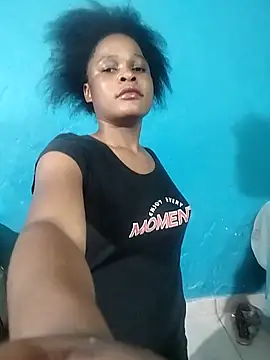 Snapshot of BlondieBitch chatting on 12.17.25 BlondieBitch online show from 12.17.25