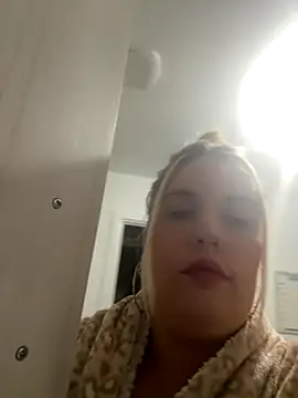 Snapshot of curvymilf2000 chatting on 10.05.25 curvymilf2000 online show from 10.05.25