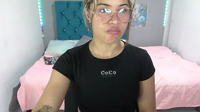 Snapshot of mia_sexgirl chatting on 06.19.26 mia sexgirl online show from 06.19.26
