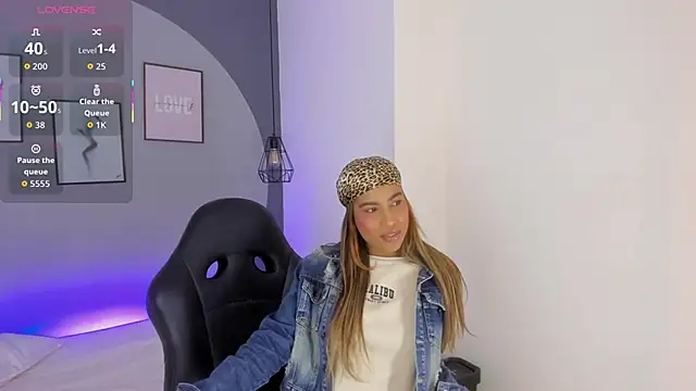 Snapshot of selena_monroy chatting on 10.15.25 selena monroy online show from 10.15.25