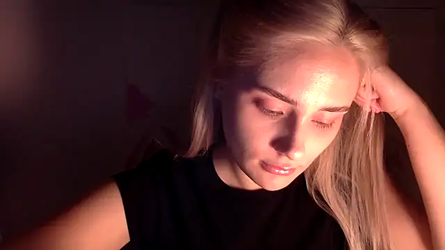 Snapshot of Rosvann chatting on 10.17.25 Rosvann online show from 10.17.25