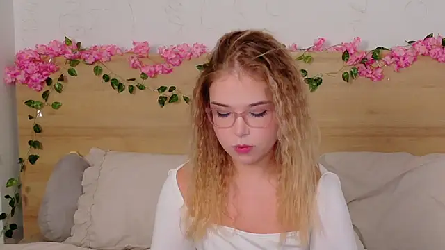 Lilith Bonheur online show from 10.31.25