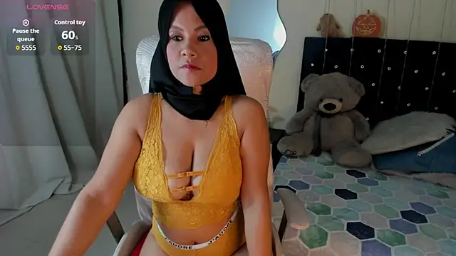 Snapshot of MalakChauriye chatting on 12.21.25 MalakChauriye online show from 12.21.25