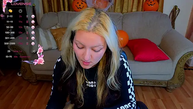 JuicyLullu online show from 10.25.25