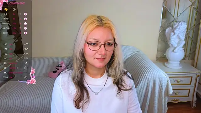 JuicyLullu online show from 11.22.25