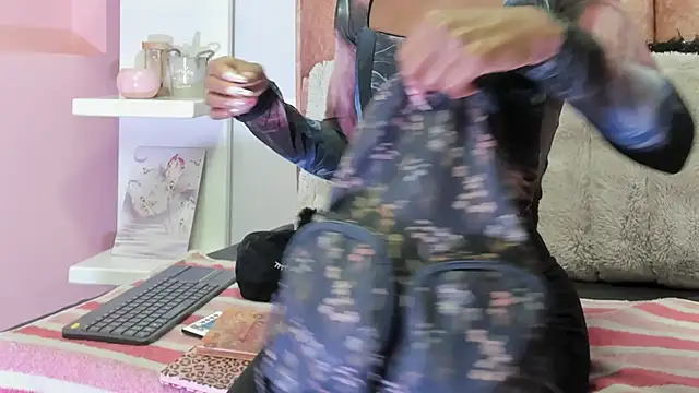 Snapshot of alix_noa chatting on 10.04.25 alix noa online show from 10.04.25