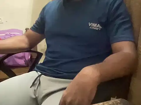 Snapshot of johny_lovee chatting on 10.02.25 johny lovee online show from 10.02.25