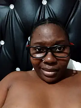 Snapshot of Darkchokola33 chatting on 09.28.25 Darkchokola33 online show from 09.28.25