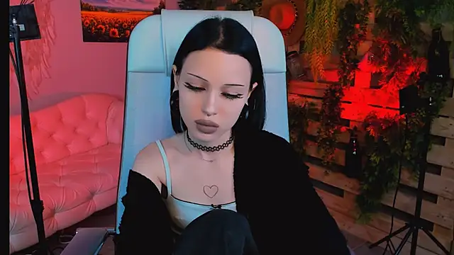 MiaCain online show from 09.20.25