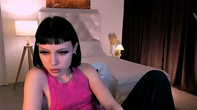 MiaCain online show from 10.18.25