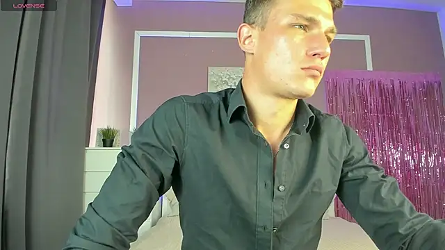 Snapshot of AdamGold01 chatting on 09.18.25 AdamGold01 online show from 09.18.25