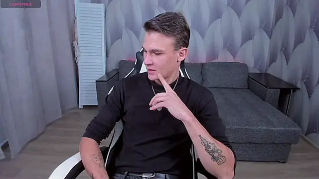 Snapshot of AdamGold01 chatting on 10.01.25 AdamGold01 online show from 10.01.25