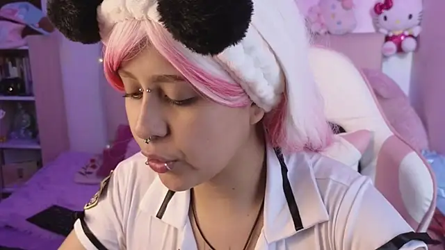 Snapshot of NekoWaifu chatting on 05.25.26 NekoWaifu online show from 05.25.26