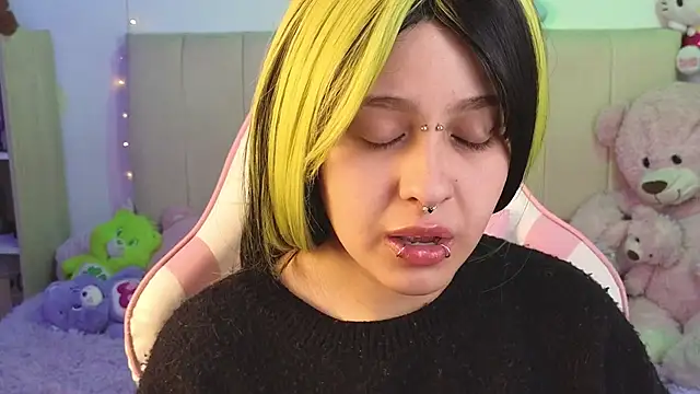 Snapshot of NekoWaifu chatting on 06.11.26 NekoWaifu online show from 06.11.26