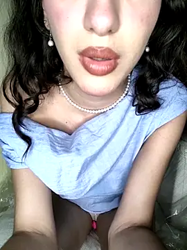 Snapshot of Emily-hottson chatting on 09.25.25 Emily-hottson online show from 09.25.25