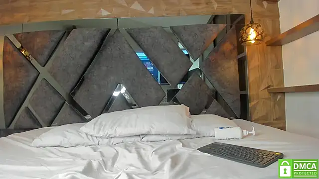 Scarlet  Jones  online show from 09.26.25