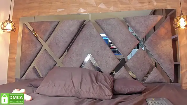 Scarlet  Jones  online show from 11.19.25