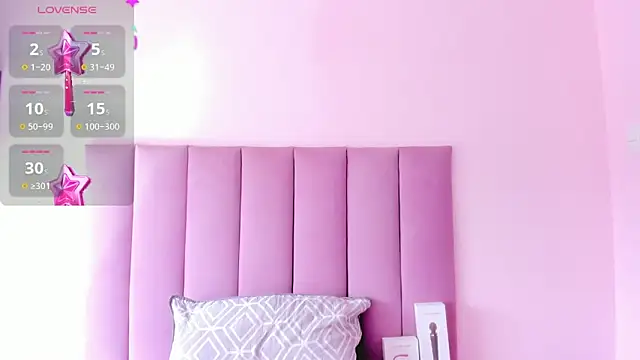 HoollyHendrix online show from 09.26.25