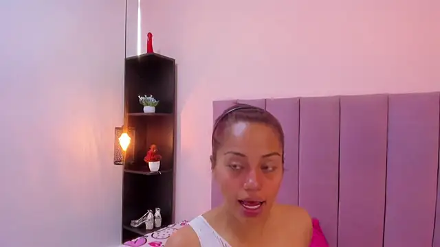 HoollyHendrix online show from 11.12.25