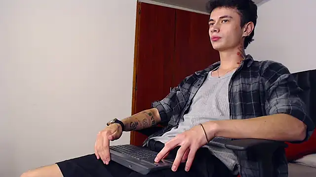 Snapshot of jaico_santos chatting on 10.22.25 jaico santos online show from 10.22.25