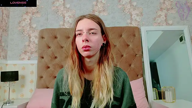 Snapshot of CoraVex chatting on 10.30.25 CoraVex online show from 10.30.25