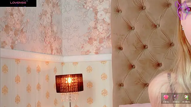 Snapshot of CoraVex chatting on 11.05.25 CoraVex online show from 11.05.25