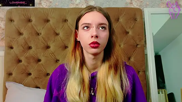 Snapshot of CoraVex chatting on 12.04.25 CoraVex online show from 12.04.25