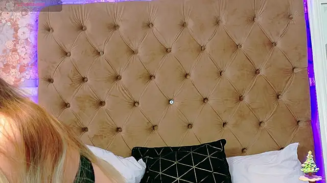 Snapshot of CoraVex chatting on 12.18.25 CoraVex online show from 12.18.25