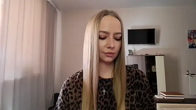 MissOyee online show from 09.17.25