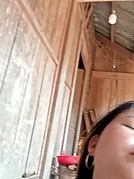 Snapshot of emly-xinh18 chatting on 10.13.25 emly-xinh18 online show from 10.13.25