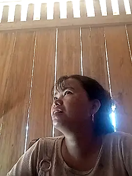 Snapshot of emly-xinh18 chatting on 10.19.25 emly-xinh18 online show from 10.19.25