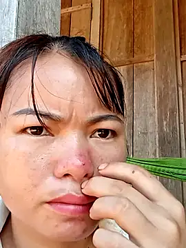 Snapshot of emly-xinh18 chatting on 10.20.25 emly-xinh18 online show from 10.20.25