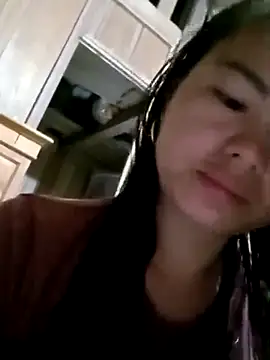 Snapshot of emly-xinh18 chatting on 10.21.25 emly-xinh18 online show from 10.21.25