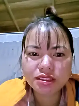 Snapshot of emly-xinh18 chatting on 10.23.25 emly-xinh18 online show from 10.23.25