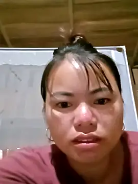 Snapshot of emly-xinh18 chatting on 10.27.25 emly-xinh18 online show from 10.27.25