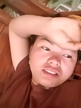 Snapshot of emly-xinh18 chatting on 10.28.25 emly-xinh18 online show from 10.28.25