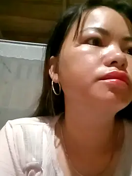 Snapshot of emly-xinh18 chatting on 10.29.25 emly-xinh18 online show from 10.29.25