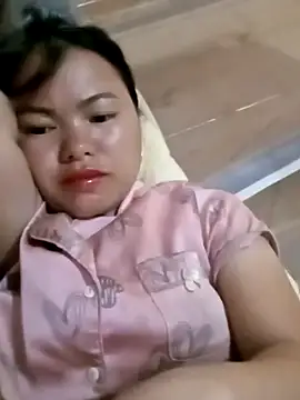 Snapshot of emly-xinh18 chatting on 10.31.25 emly-xinh18 online show from 10.31.25