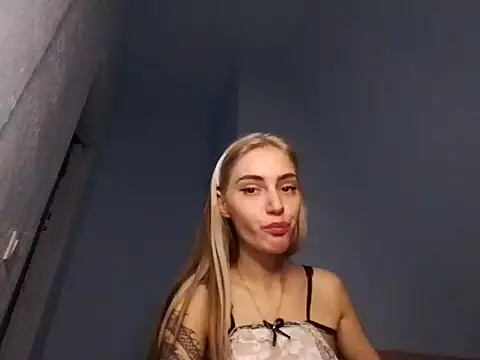 Snapshot of lesyawhite chatting on 10.24.25 lesyawhite online show from 10.24.25