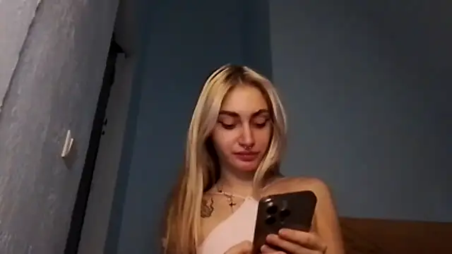 Snapshot of lesyawhite chatting on 11.13.25 lesyawhite online show from 11.13.25