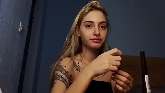 Snapshot of lesyawhite chatting on 11.19.25 lesyawhite online show from 11.19.25