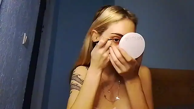 Snapshot of lesyawhite chatting on 11.21.25 lesyawhite online show from 11.21.25