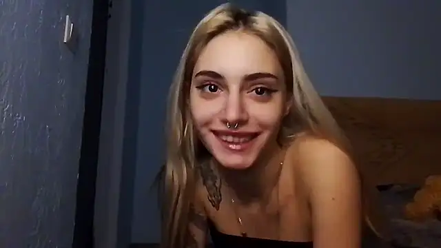 Snapshot of lesyawhite chatting on 11.23.25 lesyawhite online show from 11.23.25