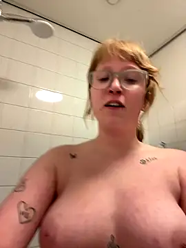 Snapshot of roxybliss3 chatting on 12.17.25 roxybliss3 online show from 12.17.25