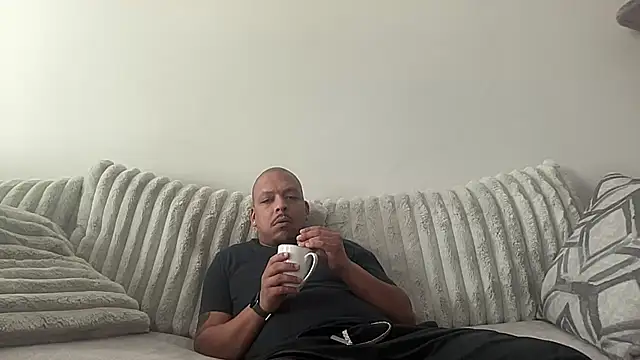 Snapshot of caramelizedzeus chatting on 11.12.25 caramelizedzeus online show from 11.12.25